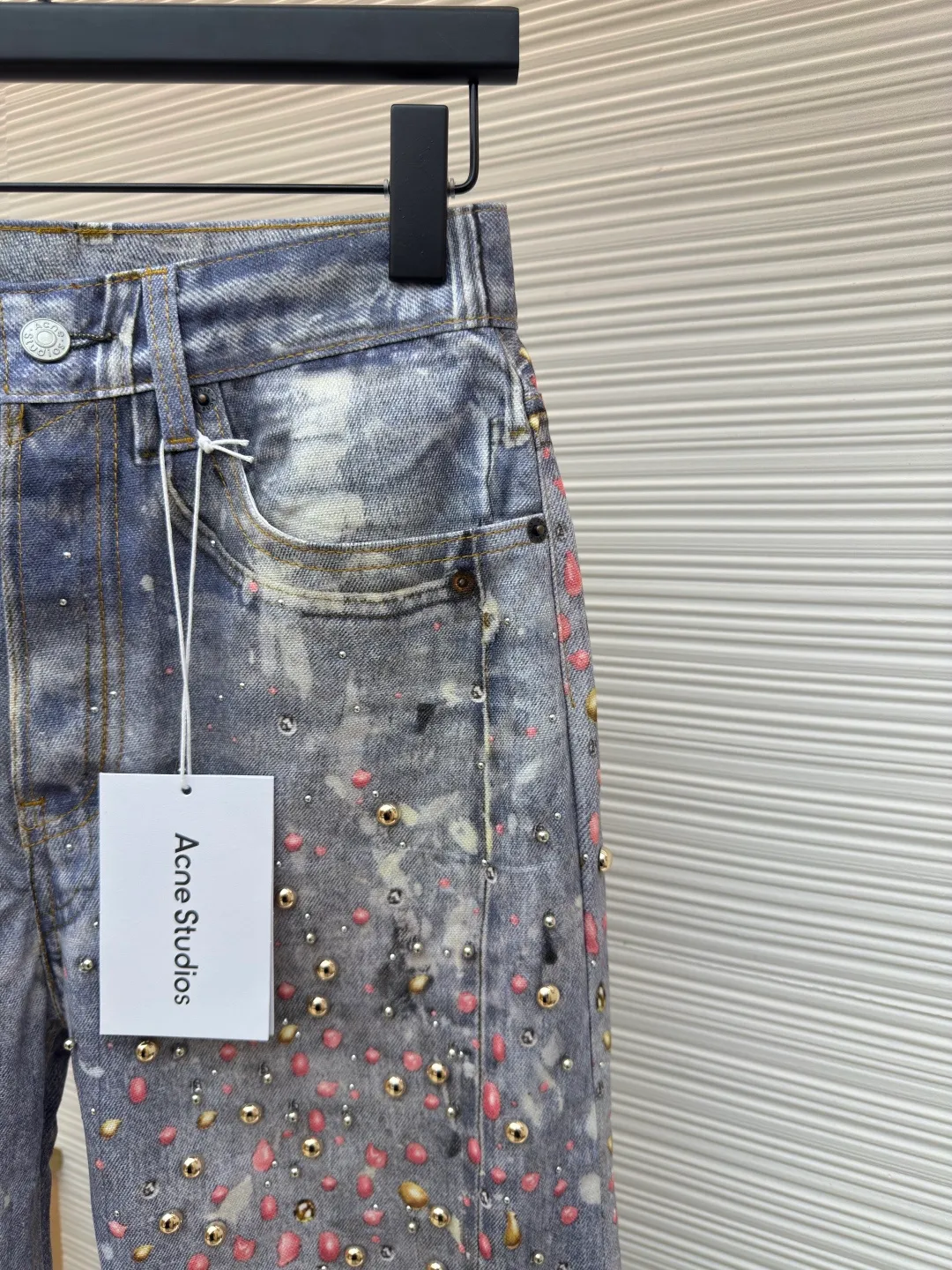 Acne Studios Japan Minami Aoyama capsule series jeans ●Authentic product: 7599 purchase and development ●Item number: 1680089-B10 ●Material: denim fabric ●Technology: three-dimensional beading ●Version: loose version ●Weight: about 625 grams ●Size: 34-36-38-40 ●Description: Part of the printing part is three-dimensional beading, the effect of the collision of the two processes! The overall wiring is straight and delicate, the fabric is comfortable and soft, and the color is consistent without color difference. It can be matched with the same style to create a fashionable look and control various occasions. Customized accessories, complete with three standards, same style for men and women!
